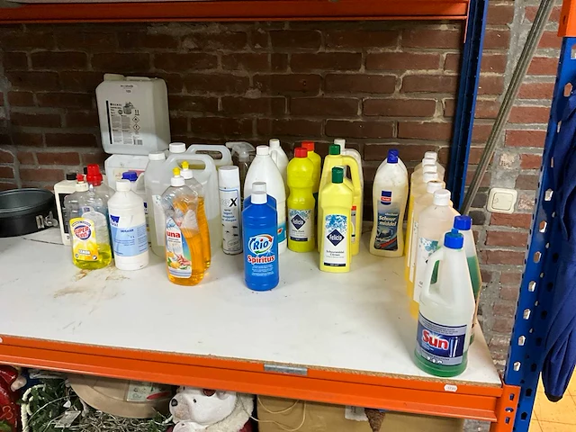 Schoonmaakmiddelen - afbeelding 2 van  7