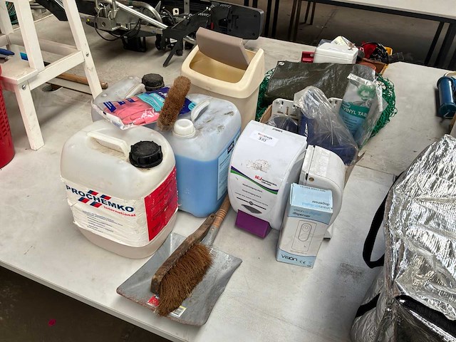 Schoonmaakmiddelen - afbeelding 1 van  3