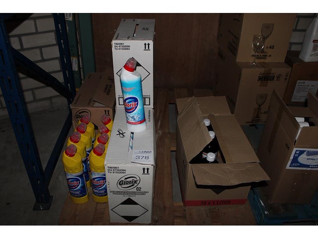 Schoonmaakprdukten op pallet w.o. glorix en spiritus. - afbeelding 1 van  3