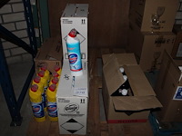 Schoonmaakprdukten op pallet w.o. glorix en spiritus. - afbeelding 1 van  3