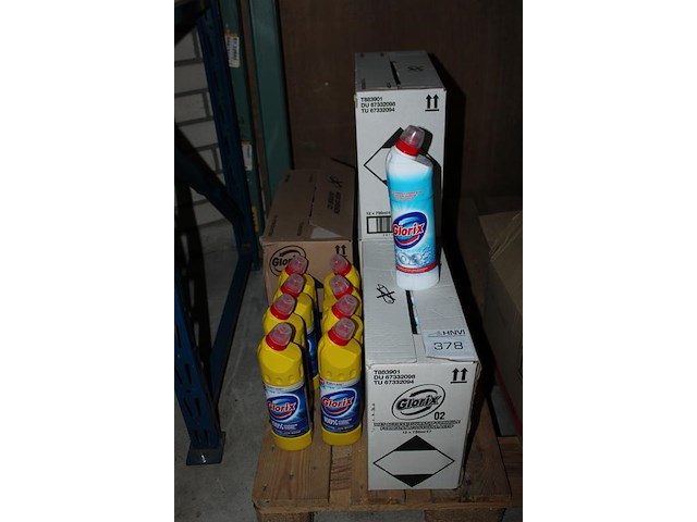 Schoonmaakprdukten op pallet w.o. glorix en spiritus. - afbeelding 2 van  3