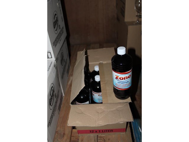 Schoonmaakprdukten op pallet w.o. glorix en spiritus. - afbeelding 3 van  3