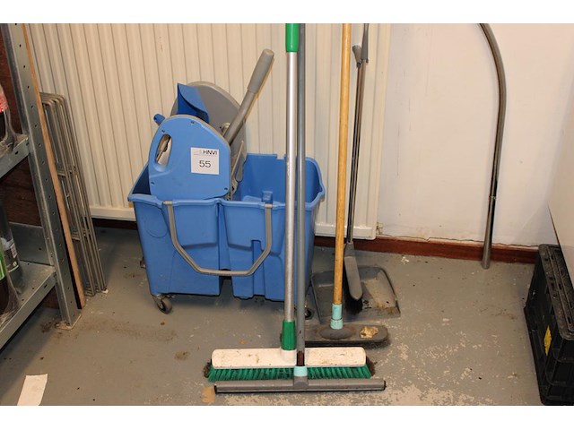 Schoonmaakproducten waaronder mopwagen en bezem. - afbeelding 1 van  2