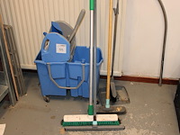 Schoonmaakproducten waaronder mopwagen en bezem. - afbeelding 1 van  2