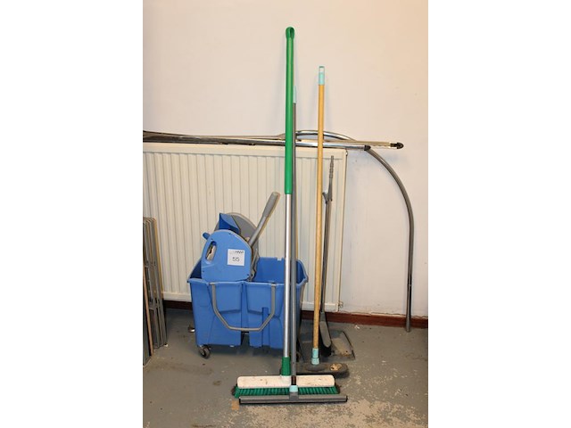 Schoonmaakproducten waaronder mopwagen en bezem. - afbeelding 2 van  2