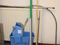 Schoonmaakproducten waaronder mopwagen en bezem. - afbeelding 2 van  2