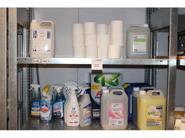 Schoonmaakproducten waaronder zeep, soda, schuursponsjes en wasmiddel op vier stellingdelen. - afbeelding 1 van  3