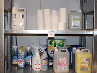 Schoonmaakproducten waaronder zeep, soda, schuursponsjes en wasmiddel op vier stellingdelen. - afbeelding 1 van  3
