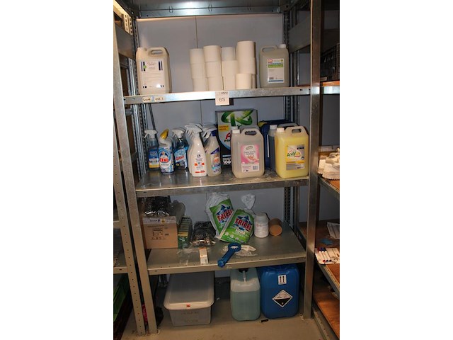 Schoonmaakproducten waaronder zeep, soda, schuursponsjes en wasmiddel op vier stellingdelen. - afbeelding 2 van  3