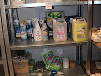 Schoonmaakproducten waaronder zeep, soda, schuursponsjes en wasmiddel op vier stellingdelen. - afbeelding 2 van  3