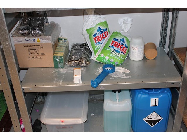 Schoonmaakproducten waaronder zeep, soda, schuursponsjes en wasmiddel op vier stellingdelen. - afbeelding 3 van  3