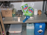 Schoonmaakproducten waaronder zeep, soda, schuursponsjes en wasmiddel op vier stellingdelen. - afbeelding 3 van  3