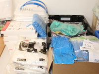 Schoonmaakprodukten w.o. handschoenen, schoenencovers, wegwerpoverals en gezichtskappen op tafel. - afbeelding 2 van  3