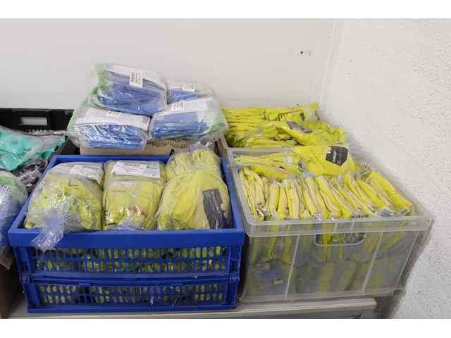 Schoonmaakprodukten w.o. handschoenen, schoenencovers, wegwerpoverals en gezichtskappen op tafel. - afbeelding 3 van  3
