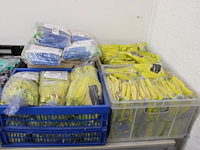 Schoonmaakprodukten w.o. handschoenen, schoenencovers, wegwerpoverals en gezichtskappen op tafel. - afbeelding 3 van  3