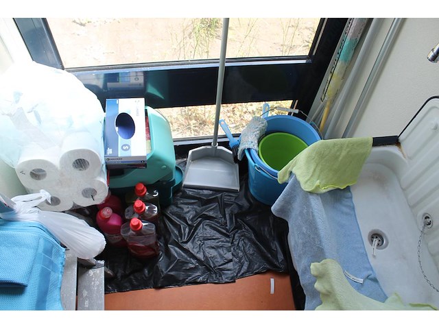 Schoonmaakprodukten w.o. huishoud trap, mop emmer, schoonmaakdoeken en middelen. - afbeelding 3 van  3