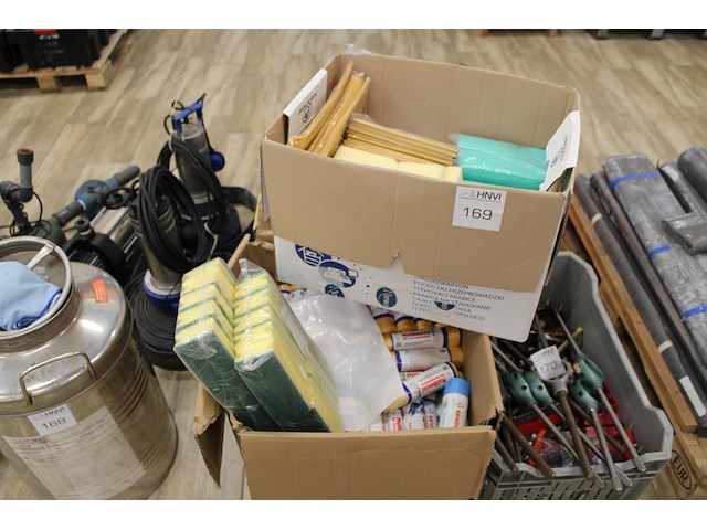 Schoonmaakprodukten w.o. schuursponzen, zemen en afvalzakken in doos. - afbeelding 1 van  4