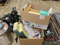 Schoonmaakprodukten w.o. schuursponzen, zemen en afvalzakken in doos.