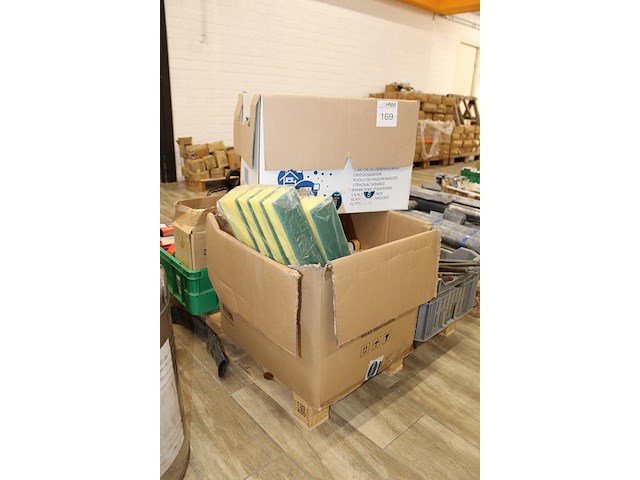 Schoonmaakprodukten w.o. schuursponzen, zemen en afvalzakken in doos. - afbeelding 2 van  4