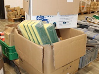 Schoonmaakprodukten w.o. schuursponzen, zemen en afvalzakken in doos. - afbeelding 2 van  4