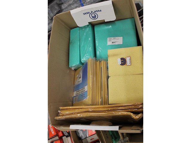 Schoonmaakprodukten w.o. schuursponzen, zemen en afvalzakken in doos. - afbeelding 3 van  4