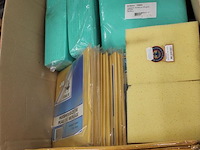 Schoonmaakprodukten w.o. schuursponzen, zemen en afvalzakken in doos. - afbeelding 3 van  4