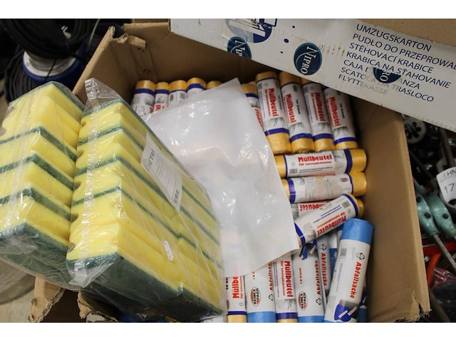 Schoonmaakprodukten w.o. schuursponzen, zemen en afvalzakken in doos. - afbeelding 4 van  4