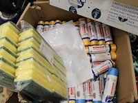 Schoonmaakprodukten w.o. schuursponzen, zemen en afvalzakken in doos. - afbeelding 4 van  4