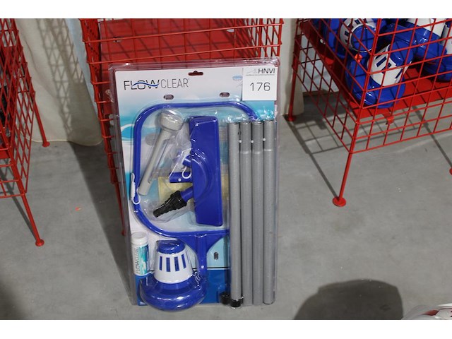 Schoonmaakset bestway flow clear, bestaande uit stofzuiger, zuigkop, schepnet, drijver en waterthermometer. - afbeelding 1 van  2