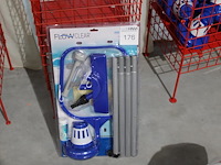 Schoonmaakset bestway flow clear, bestaande uit stofzuiger, zuigkop, schepnet, drijver en waterthermometer. - afbeelding 1 van  2