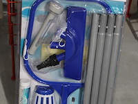 Schoonmaakset bestway flow clear, bestaande uit stofzuiger, zuigkop, schepnet, drijver en waterthermometer. - afbeelding 2 van  2