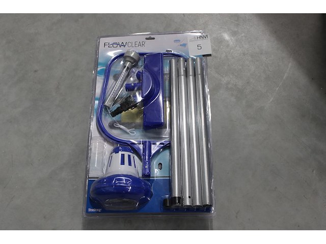Schoonmaakset bestway flow clear, bestaande uit stofzuiger, zuigkop, schepnet, drijver en waterthermometer. - afbeelding 1 van  2
