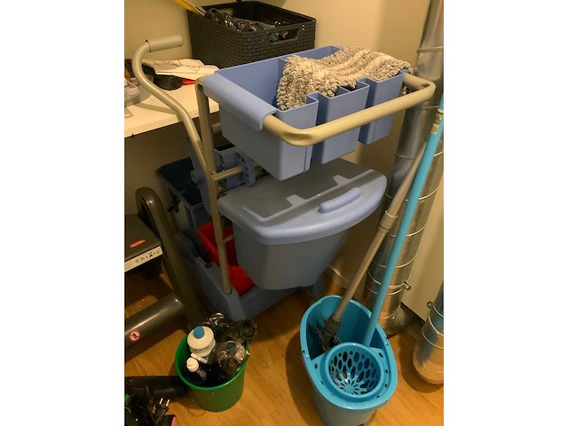 Schoonmaakwagen en -gerei - afbeelding 2 van  12