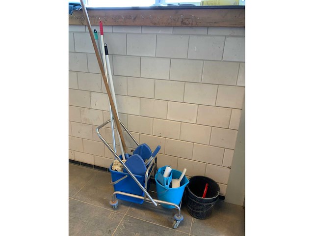 Schoonmaakwagen inclusief diverse mops en toebehoren - afbeelding 2 van  5