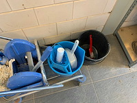 Schoonmaakwagen inclusief diverse mops en toebehoren - afbeelding 4 van  5