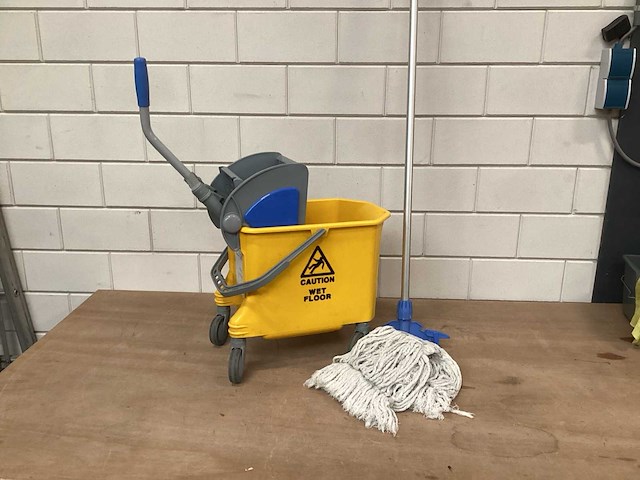 Schoonmaakwagen op rubber zwenkwielen - afbeelding 1 van  5
