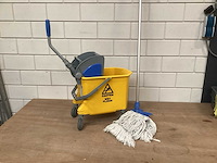 Schoonmaakwagen op rubber zwenkwielen - afbeelding 1 van  5