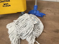 Schoonmaakwagen op rubber zwenkwielen - afbeelding 2 van  5