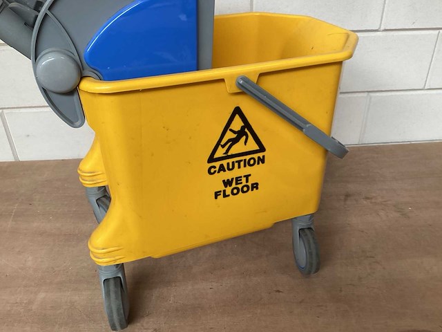 Schoonmaakwagen op rubber zwenkwielen - afbeelding 3 van  5