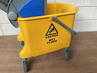 Schoonmaakwagen op rubber zwenkwielen - afbeelding 3 van  5