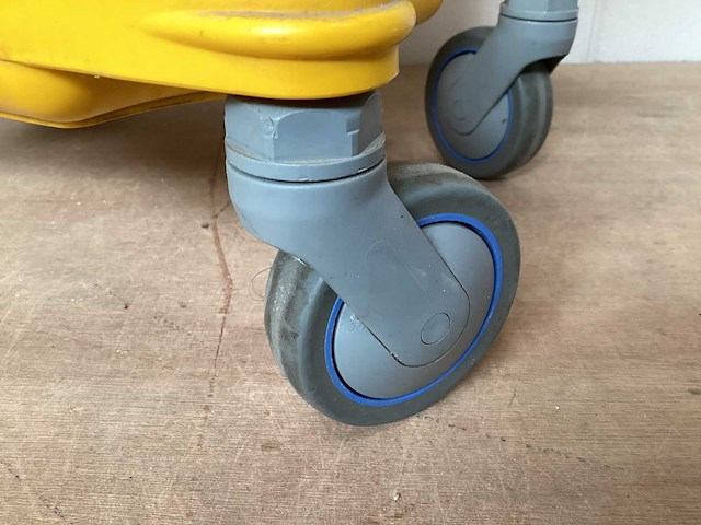 Schoonmaakwagen op rubber zwenkwielen - afbeelding 4 van  5