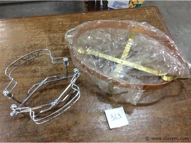 Schotelhouders waarvan 1 tomado - afbeelding 1 van  3