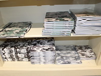 Schriften, kladblokken, ordners, kaftpapier en tabbladen in drie kastdelen. - afbeelding 2 van  4