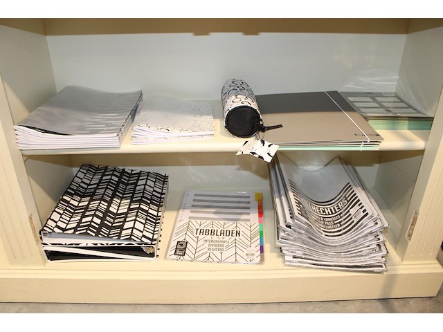 Schriften, kladblokken, ordners, kaftpapier en tabbladen in drie kastdelen. - afbeelding 4 van  4