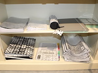Schriften, kladblokken, ordners, kaftpapier en tabbladen in drie kastdelen. - afbeelding 4 van  4
