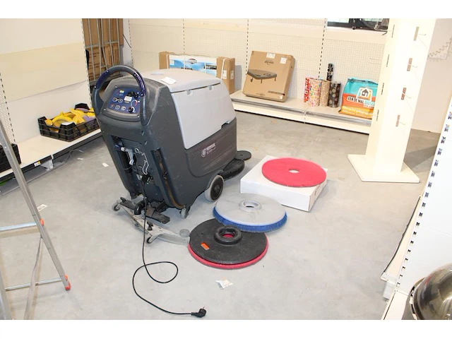 Schrob- en zuigmachine nilfisk sc500 go-line. afgelezen urenstand 535,4. met diverse accessoires - afbeelding 1 van  5