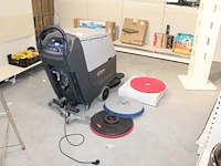 Schrob- en zuigmachine nilfisk sc500 go-line. afgelezen urenstand 535,4. met diverse accessoires