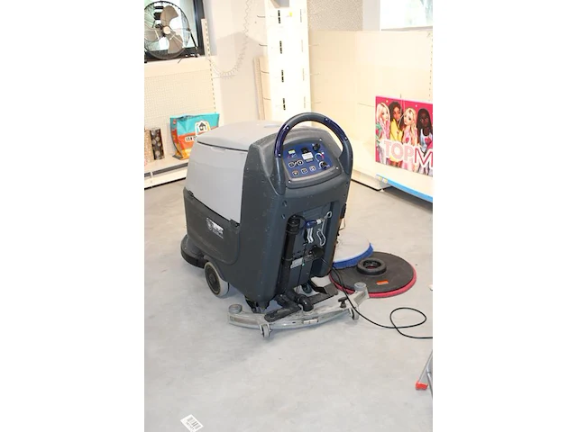 Schrob- en zuigmachine nilfisk sc500 go-line. afgelezen urenstand 535,4. met diverse accessoires - afbeelding 2 van  5