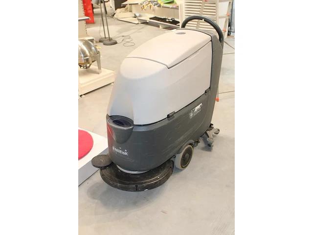 Schrob- en zuigmachine nilfisk sc500 go-line. afgelezen urenstand 535,4. met diverse accessoires - afbeelding 3 van  5