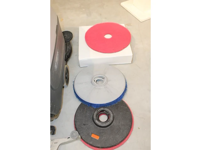 Schrob- en zuigmachine nilfisk sc500 go-line. afgelezen urenstand 535,4. met diverse accessoires - afbeelding 5 van  5